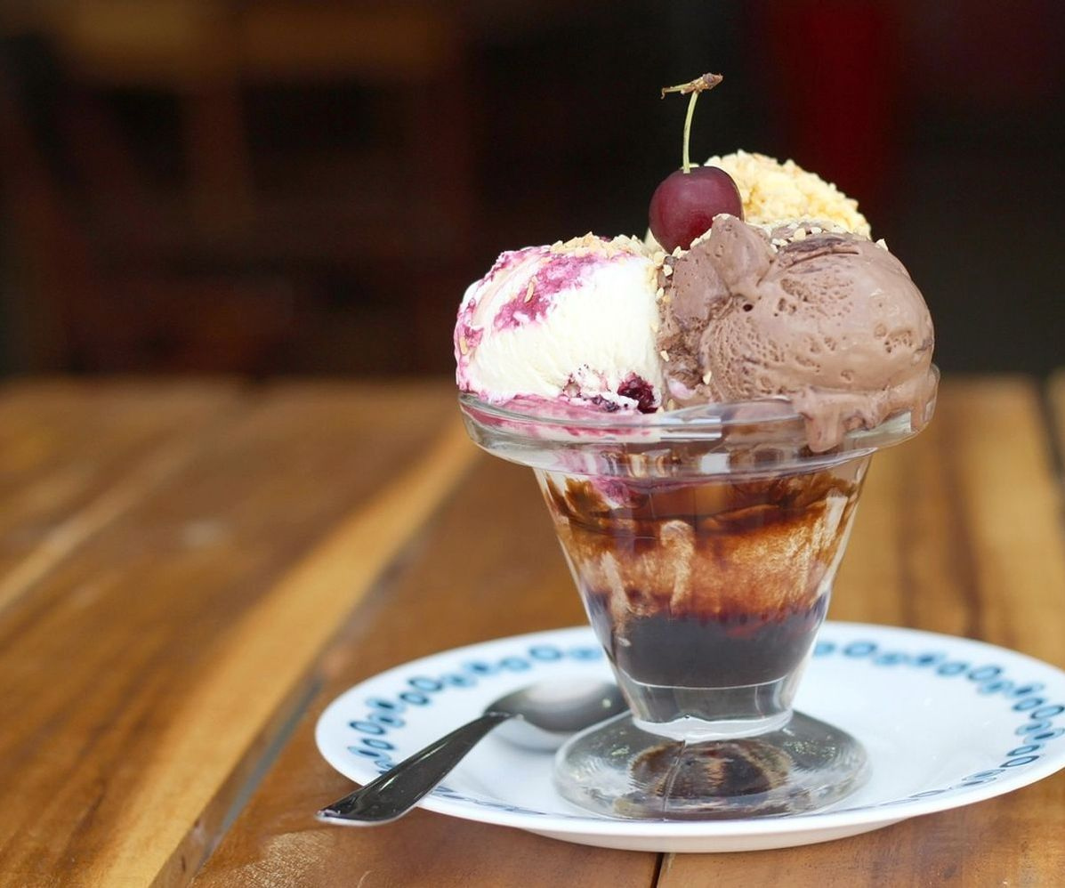 Ustanın elle şekillendirdiği gelato topları