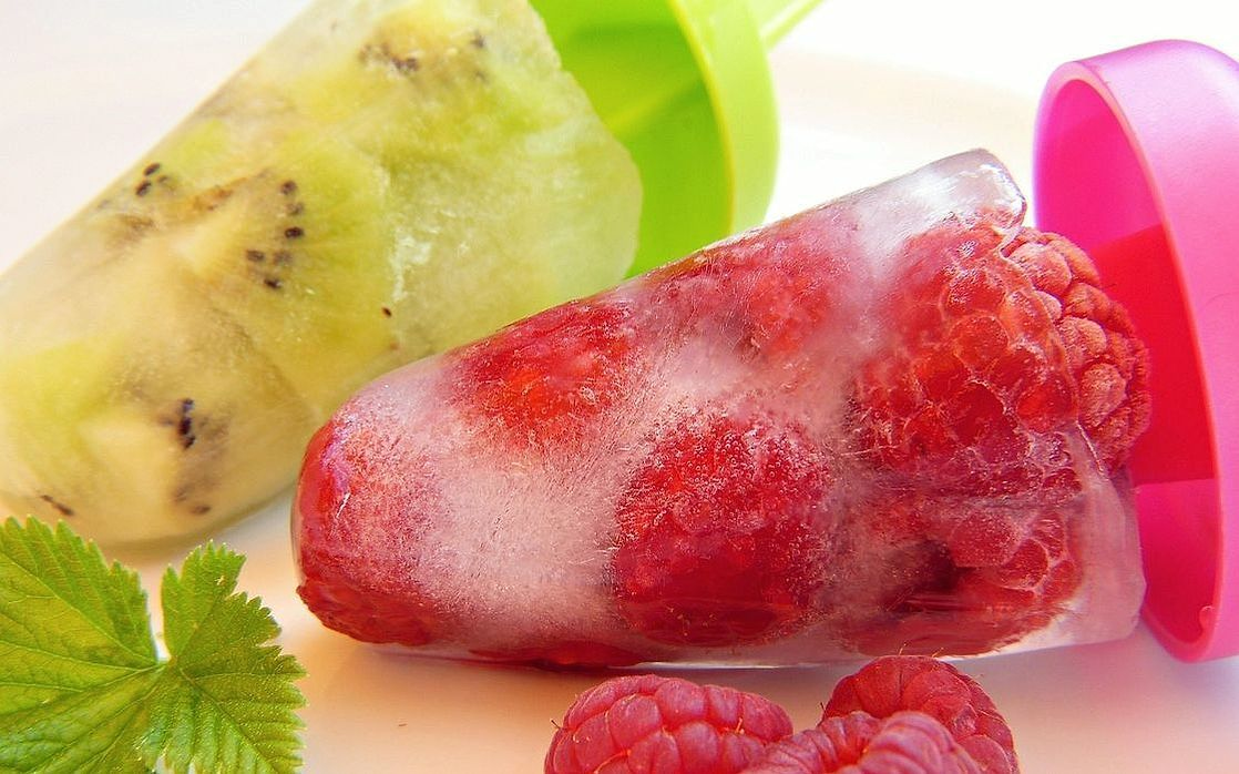 Sunny köşedeki gelateria dükkanının ön cephesi
